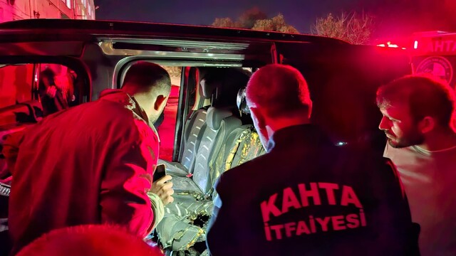 Park halindeki otomobil alev aldı
