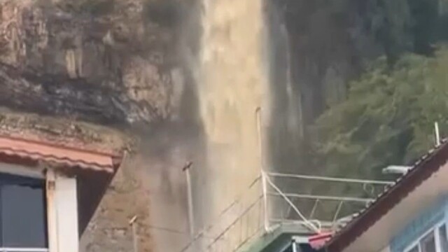Bartın'da yağış ilginç görüntülere sahne oldu
Yağmur suları şelaleye döndü, mazgaldan çıkan fare görenleri korkuttu