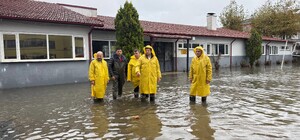 Karasu'da selden etkilenen 15 okulda hasar tespit çalışmaları sürüyor