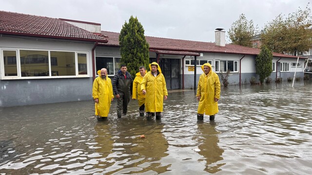 Karasu'da selden etkilenen 15 okulda hasar tespit çalışmaları sürüyor