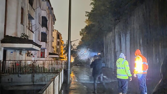 Zonguldak'ta istinat duvarı çöktü: 3 araç hasar gördü