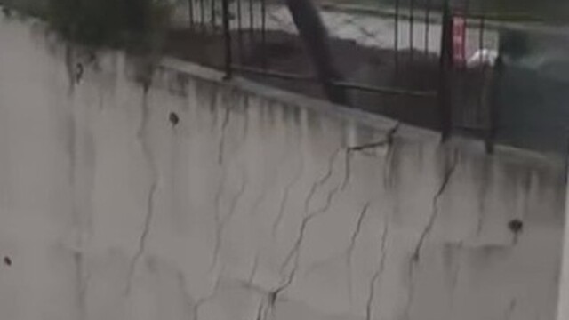 Dev istinat duvarı yerle bir oldu: O anlar kamerada