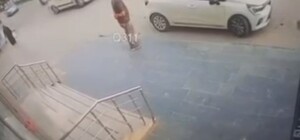 Hafif ticari aracın yayaya çarptığı kaza kamerada