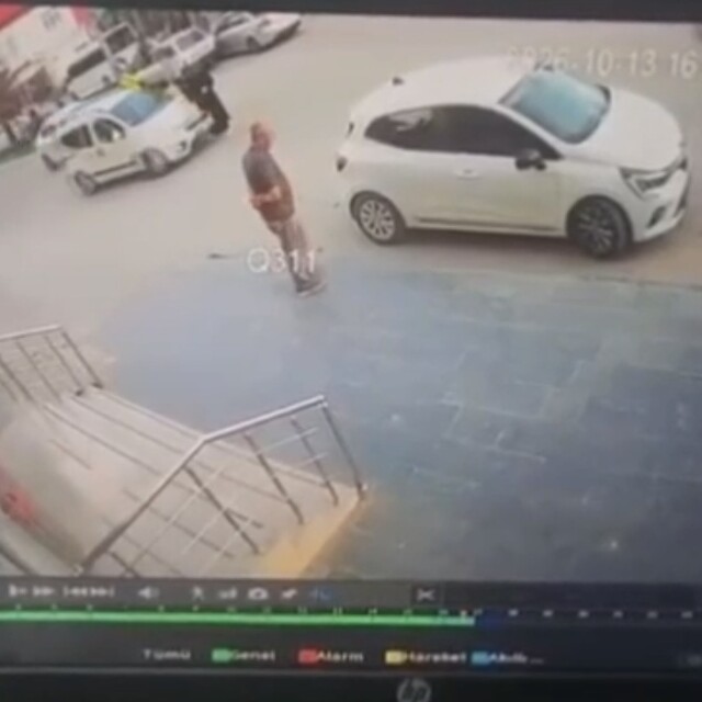 Hafif ticari aracın yayaya çarptığı kaza kamerada