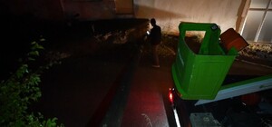 Gümüşhane’de elektrik direği 80 yaşındaki kadının evinin bahçesine devrildi