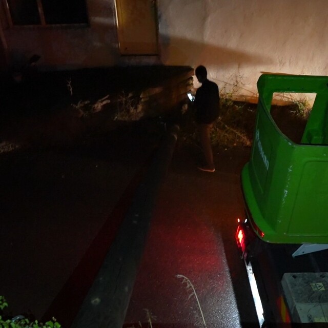 Gümüşhane'de elektrik direği 80 yaşındaki kadının evinin bahçesine devrildi
