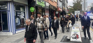 Görme engelliler için beyaz bastonlarla yürüdüler