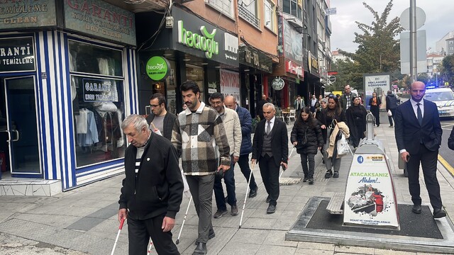 Görme engelliler için beyaz bastonlarla yürüdüler