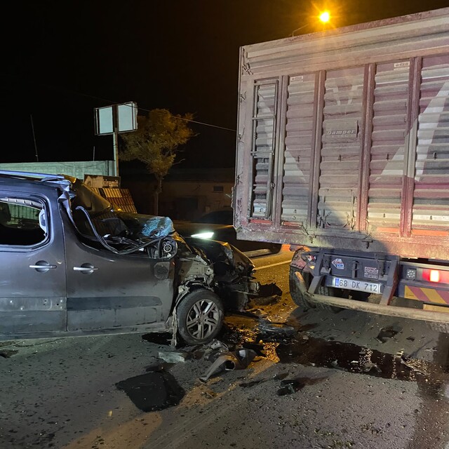 Aksaray'da kamyona çarpan hafif ticari aracın sürücüsü yaralandı