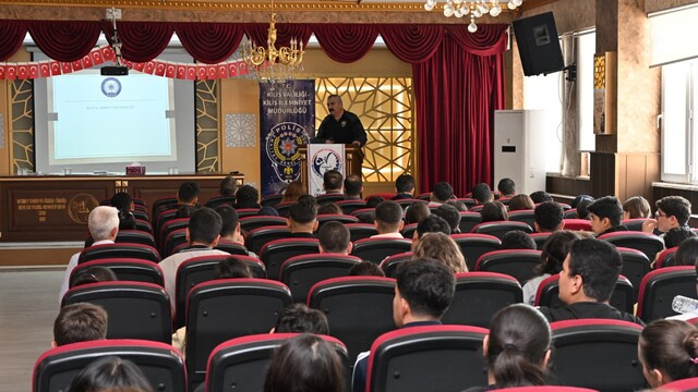 Kilis İl Emniyet Müdürü Bağrıaçık, öğrencileri dijital tehditlere karşı uyardı