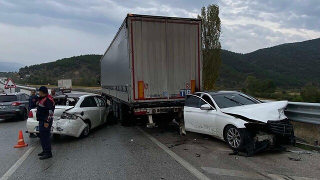 Çorum'da 3 aracın karıştığı trafik kazasında 2 kişi yaralandı