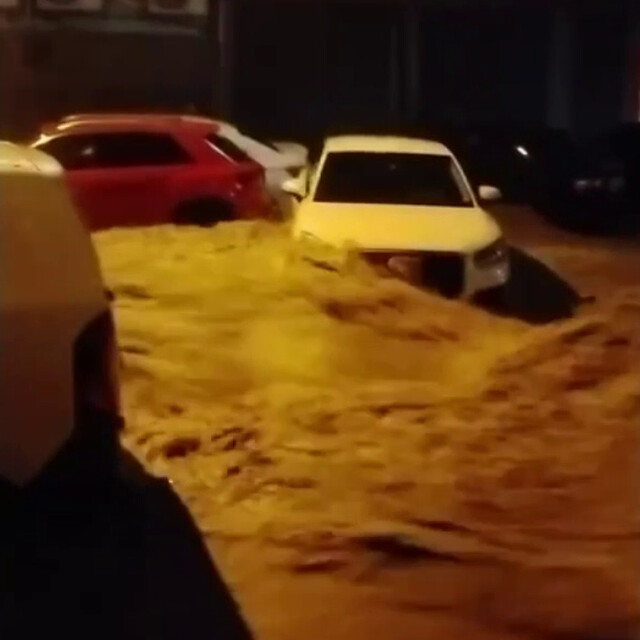 Sakarya'da şiddetli sağanak yolu kapattı (2)