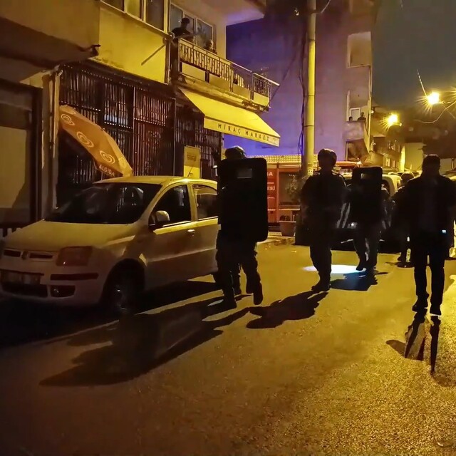 Bursa'da oğlunun bıçakla rehin aldığı anne, polisin operasyonuyla kurtarıld...