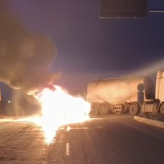 TIR ile çarpışan otomobil yandı: 1 yaralı