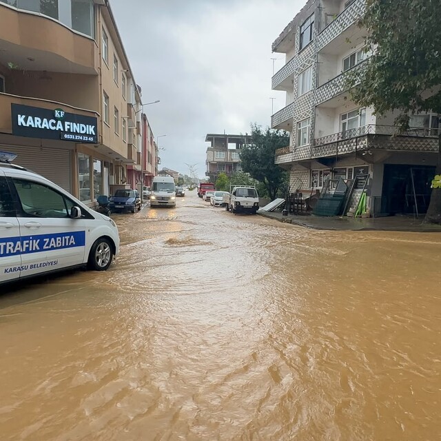 Sakarya'da sağanak; yollar ve sokaklar suyla kaplandı