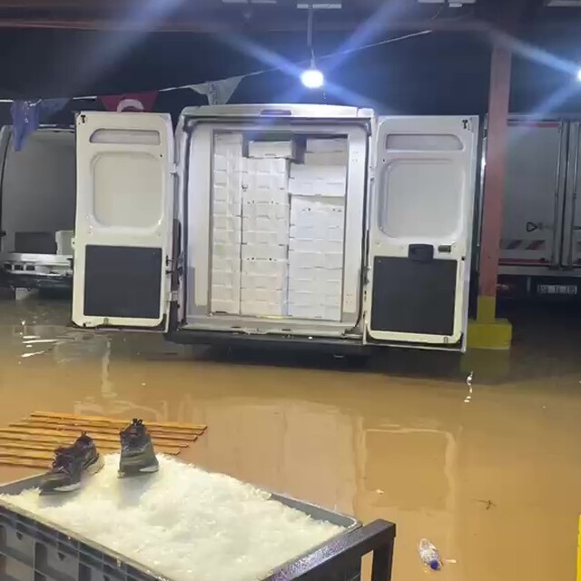 Kocaeli'de sağanak nedeniyle ev ve iş yerlerini su bastı
