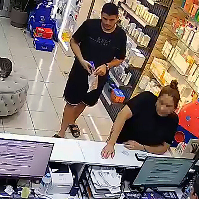 Eczaneden kozmetik ürünü çaldı, marketten aldıklarının ücretini ödemeden ka...