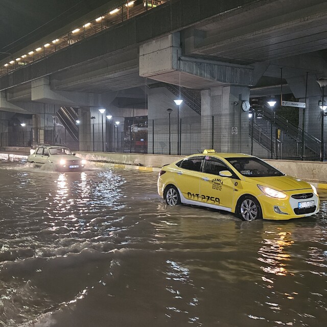 Adana'da sağanak; yollar göle döndü (2)