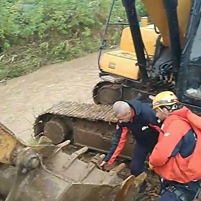 Kocaeli'de sağanak nedeniyle ev ve iş yerlerini su bastı; sele kapılan kişi...