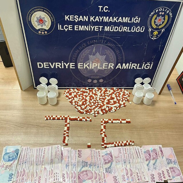 Durdurulan araçta 413 sentetik hap ele geçirildi; 4 gözaltı
