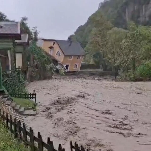 Sakarya'da sağanak; dere kenarındaki villa yıkıldı (2)