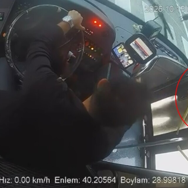 Sürücüyle tartışan yaya, özel halk otobüsünün camını yumrukla kırdı