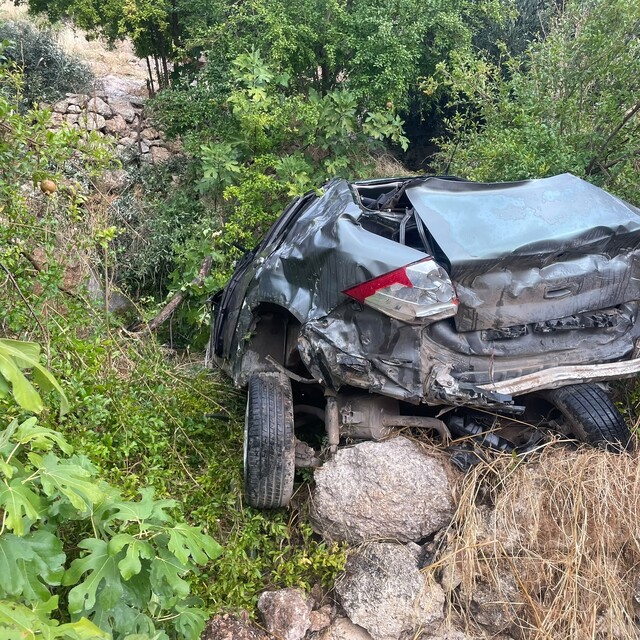 Uçuruma yuvarlanan otomobilin sürücüsü ağır yaralandı