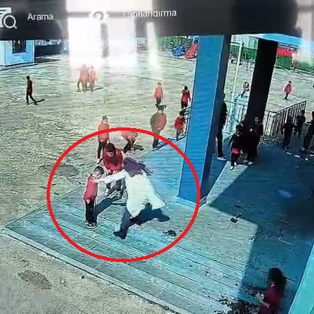 Nefes borusuna mandalina kaçan öğrenciyi müdür yardımcısı Heimlich manevras...