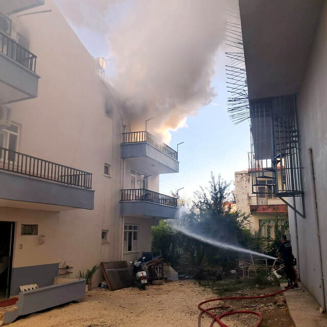 Evde çıkan yangında mahsur kalan kediyi balkona tırmanıp kurtardı
