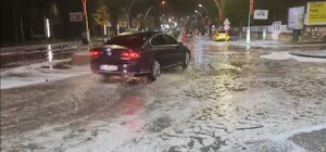 Bayburt'ta dolu yağışının ardından cadde ve sokaklarda su birikintileri oluştu