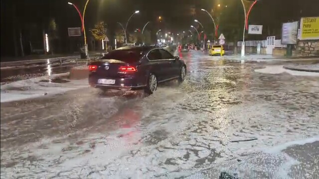 Bayburt'ta dolu yağışının ardından cadde ve sokaklarda su birikintileri oluştu