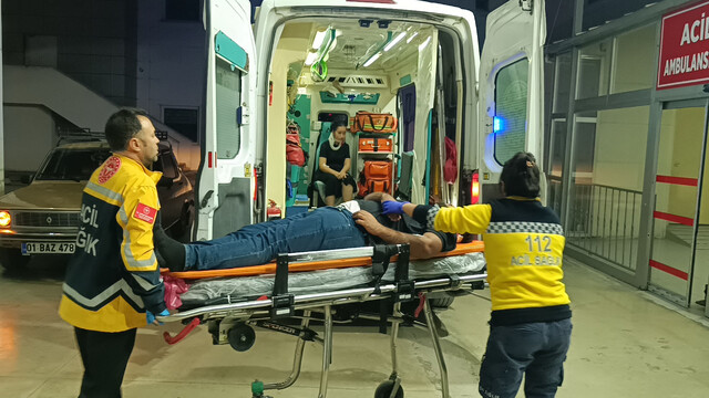 Adana'da park halindeki kamyonete çarpan otomobildeki 2 kişi yaralandı