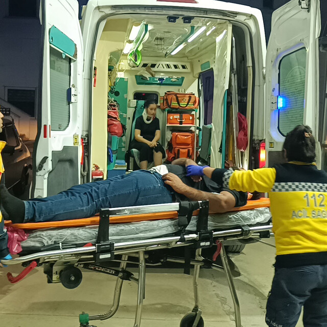 Adana'da park halindeki kamyonete çarpan otomobildeki 2 kişi yaralandı