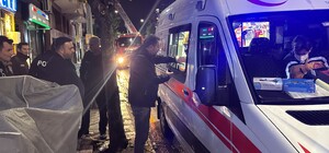 Alkollü şekilde ocağa makarna koyup uyuyakaldı, kendisini yangından kurtaran ekiplere "Borcum ne kadar?" diye sordu Arkadaşı ile kavga ettikten sonra alkol alan yaşlı şahıs ölümden döndü