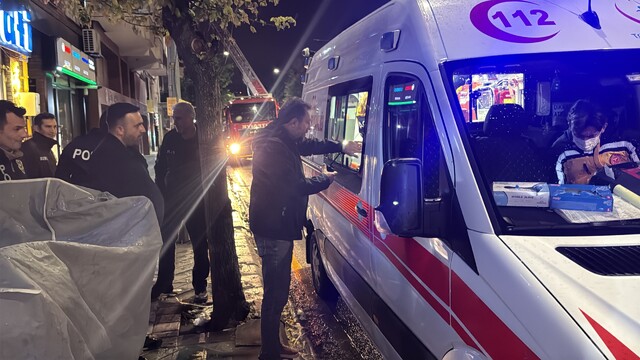 Alkollü şekilde ocağa makarna koyup uyuyakaldı, kendisini yangından kurtaran ekiplere "Borcum ne kadar?" diye sordu
Arkadaşı ile kavga ettikten sonra alkol alan yaşlı şahıs ölümden döndü