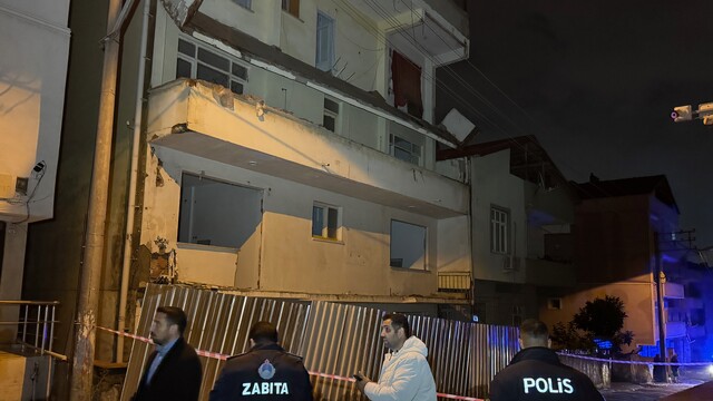 Kocaeli'de metruk binanın balkonunun yıkılması sonucu bir bina tedbiren boşaltıldı