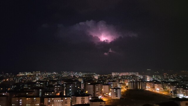 Elazığ'da bulutların arasında şimşek gösterisi