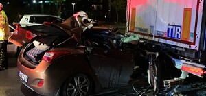 Otomobil lastiği patlayan tıra ok gibi saplandı: 2 yaralı
