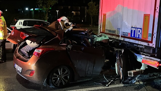 Otomobil lastiği patlayan tıra ok gibi saplandı: 2 yaralı