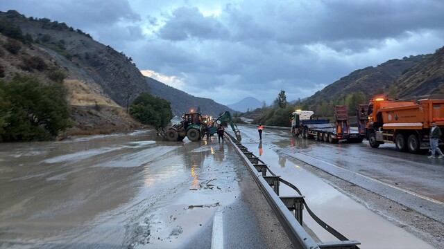 Erzincan-Erzurum kara yolu kontrollü olarak trafiğe açıldı