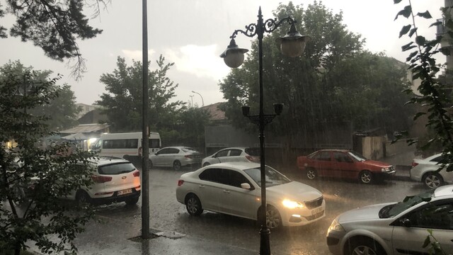 Erzincan'da fındık büyüklüğünde dolu yağdı