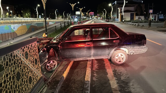 Karabük'te demir korkuluklara çarpan otomobilin sürücüsü yaralandı