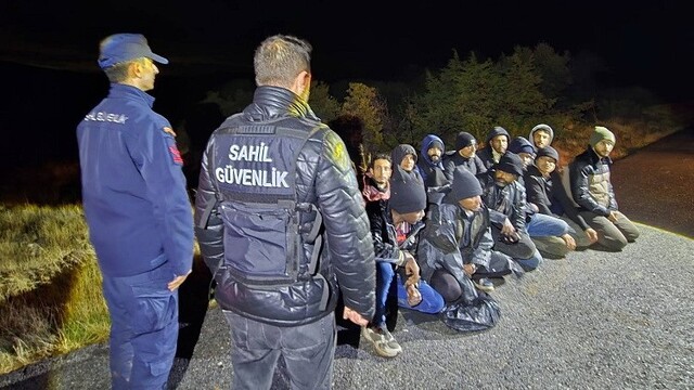 Mobil radar tespit etti, kaçak göçmenler yakalandı
