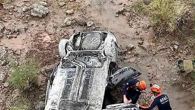 Siirt'te feci kaza: Araç ters döndü, 1'i bebek 3 kişi yaralandı