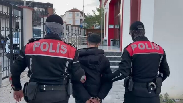İzmir'de firariler polis takibinden kaçamadı