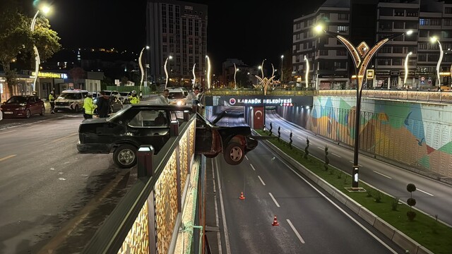 Köprü korkuluklarına çarpan otomobil askıda kaldı