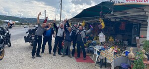 Polonyalı turistlerin mola yeri Sarıgöl'deki üzüm tezgahı oldu