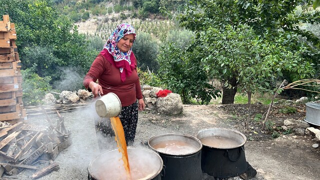 Sosyal medyada 400 bin takipçiye ulaştı, yarışmada 1 milyon 400 bin TL kazandı
Çocukluk hayalini sosyal medya sayesinde gerçekleştiren televizyona da çıkan 57 yaşındaki çiftçi Naciye Şahin, kazandığı parayla Bağ-Kur borcunu ödeyerek emekli olmayı ve evinin çatısını yaptırmayı planladığını söyledi