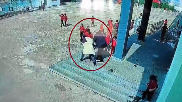 Nefes borusuna mandalina parçası kaçan öğrenciyi müdür yardımcısının kurtardığı anlar kamerada