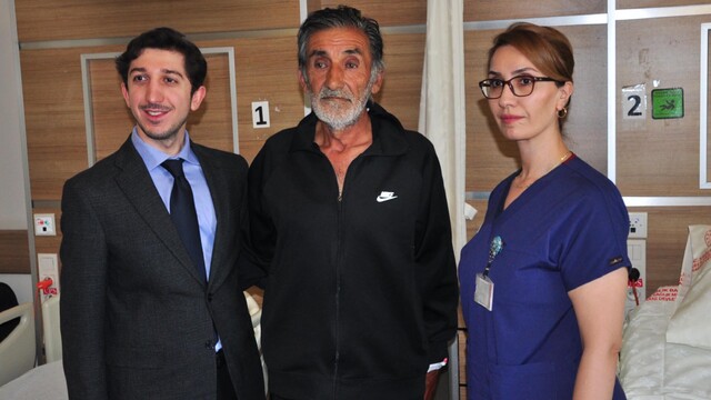 Cebinde taşıdığı iple ayağını kaldırıyordu, ameliyattan bir gün sonra yürüdü